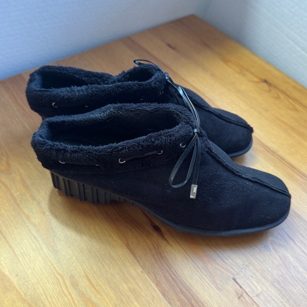 Vaneli suede clogs fur trimmed size 6.5 heels 1.5 inches